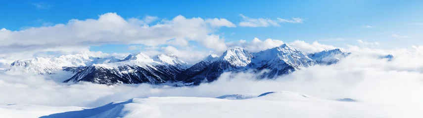 Schilderijen op glas Panoramisch uitzicht op bergen in de buurt van Brianson, Serre Chevalier resort, Frankrijk. Skigebied landschap op heldere zonnige dag. Skigebied in de bergen. Sneeuw helling. Besneeuwde bergen. Winter vakantie. Panorama © photo-lime