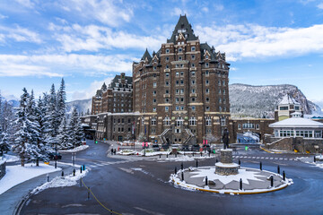 Fairmont Banff Springs in winter sunny day. Banff National Park, Canadian Rockies. - obrazy, fototapety, plakaty