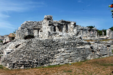 Fototapeta na wymiar Panoramic of pre-Hispanic architecture in the ruins of the Mayan culture built in Tulum Quintana Roo