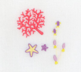 珊瑚とヒトデと魚の刺繍