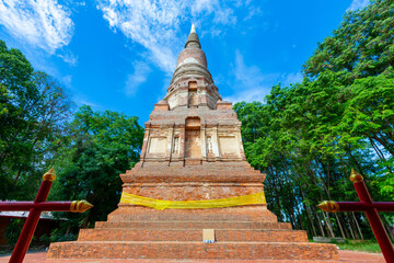 Wat Phra Kaeo Ong Chedi is a beautiful square. Queen of the pagoda in Southeast Asia Tourist attractions Buddhist It is a beautiful ancient temple in Chainat, Thailand.
