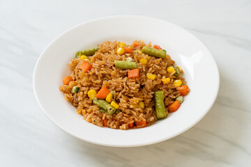  fried rice with green peas, carrot and corn