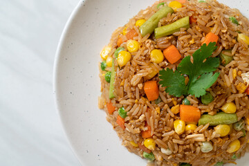  fried rice with green peas, carrot and corn