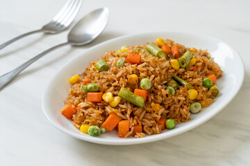  fried rice with green peas, carrot and corn