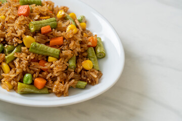  fried rice with green peas, carrot and corn