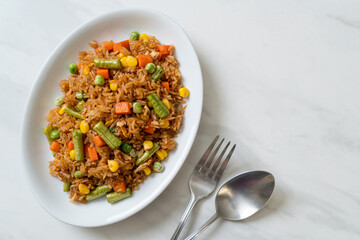  fried rice with green peas, carrot and corn