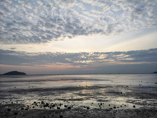 Obraz premium Sunrise and low tide at Phuket bay