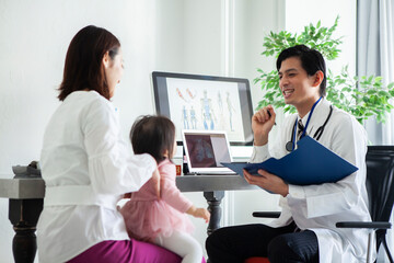 小児科の男性医師と患者の母娘