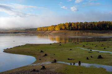 秋の上士幌町糠平湖の草紅葉の風景
