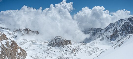 Fototapeta na wymiar Sierra Nevada Mountain Range, looming cloud, weather, incoming storm, mountaineering, mountains with snow and cloud cover