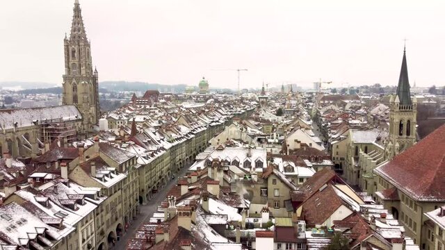 Flug &uuml;ber Bern Schweiz Hauptstadt im Winter mit Schnee