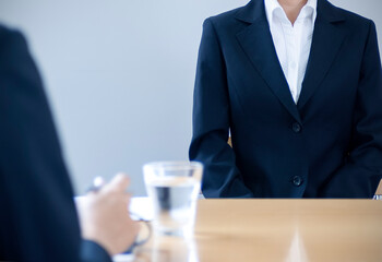 面接を受けるスーツを着た女性