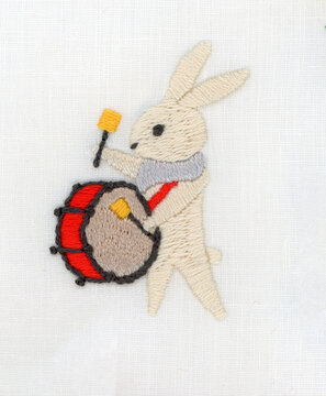 白いウサギと大太鼓の刺繍