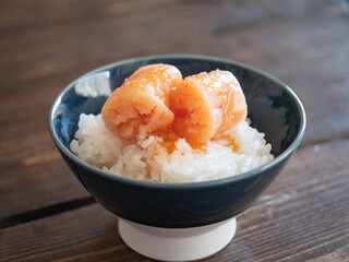 炊き立てのご飯の上に乗せたピリ辛明太子。