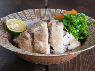 ご飯の上に乗せた鶏肉の料理、カオマンガイのクローズアップ。