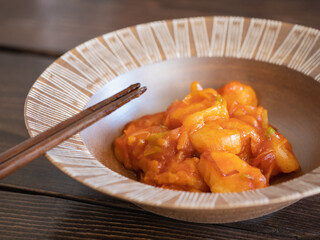 海老とネギがたくさん入った中華料理のエビチリ。