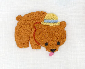麦わら帽子をかぶった子熊の刺繍 © KuboTomoko