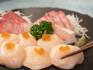 とびっこをトッピングした新鮮な帆立と鰤の刺身の盛り合わせ。