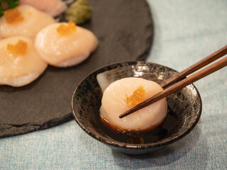とびっこをトッピングした新鮮な帆立の刺身。