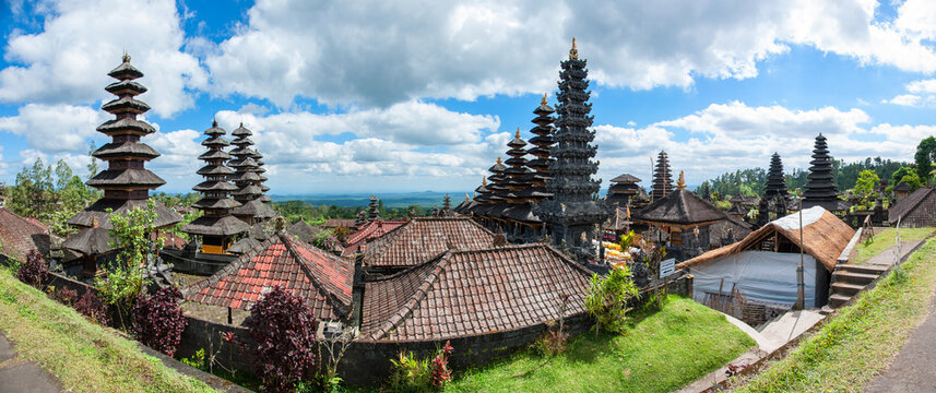 Templo budista Besakih en Bali, Indonesia.