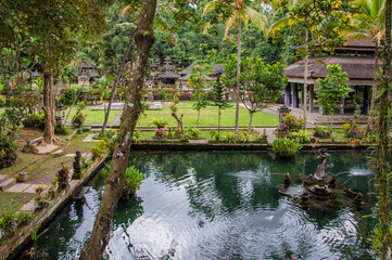 Templo hinduista de agua del manantial sagrado en Bali. Indonesia