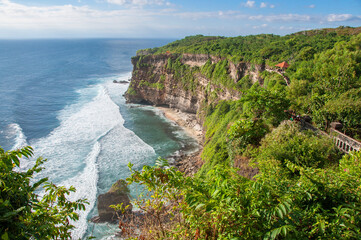 Costa escarpada y templos en Uluwatu Bali