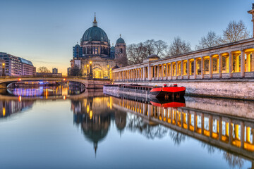 Fototapeta na wymiar The Berlin Cathedral on the Museum Island before sunrise