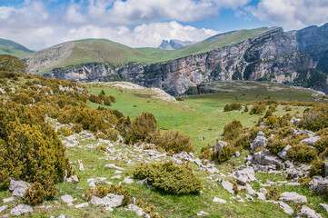 Fototapeta na wymiar Ruta de senderismo de Montaña por el Parque Nacional de Ordesa u Monte Perdido. Ascensión al Mondoto