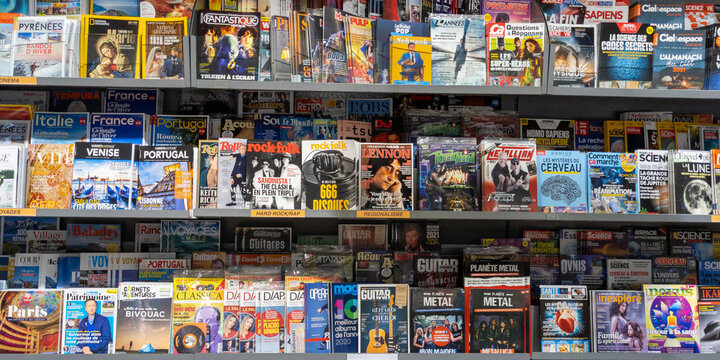 french many magazine title and many newspaper press on store shelf