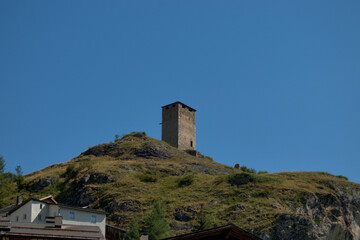 Fototapeta na wymiar Alter Turm bei Ardez in der Schweiz 12.8.2020