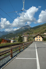Zugstrecke führt durch Ardez im Engadin in der Schweiz 12.8.2020