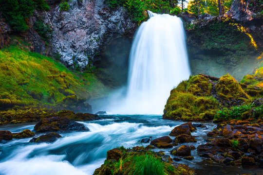 Sahalie Falls Cascades on the Mckenzie River, Oregon © Stephen