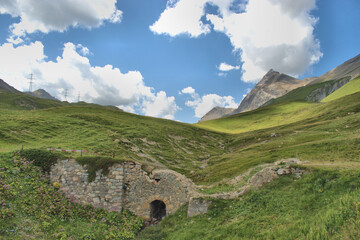 Fototapeta na wymiar Bergpanorama am Albulapass in der Schweiz 12.8.2020