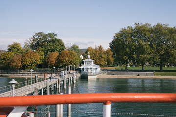 Ein Steg am Bodensee führt zum Kressbronner Hafen in der Nähe zu Lindau, Bayern, Deutschland