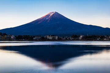 河口湖から眺める冬の富士山　朝景