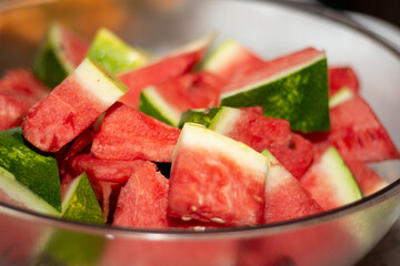 Anguria tagliata a fette in una bacinella