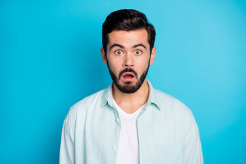 Photo of speechless young attractive surprised man open mouth stupor isolated on blue color background