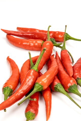petits piments allongés isolé sur un fond blanc