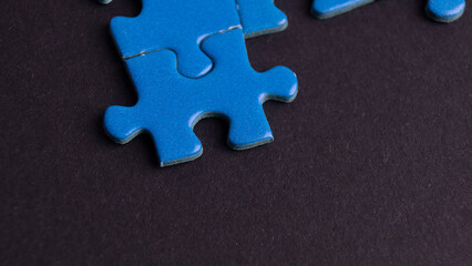 Obraz premium scattered puzzle pieces on colored background