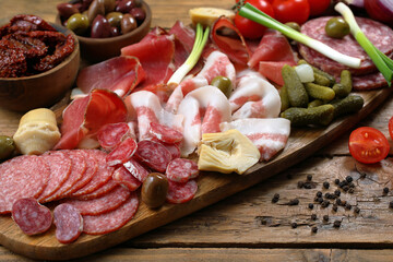 antipasto con salame prosciutto speck su sfondo rustico