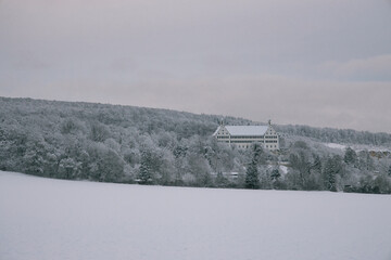 Das Schloss Mochental liegt in der großen Kreisstadt Ehingen in Baden-Württemberg, Deutschland