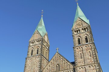 Fototapeta na wymiar Türme und Giebel der St.-Lambertus-Kirche in Kalterherberg / Eifel