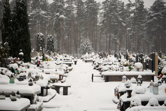 cmentarz podczas zimy