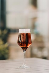 Cerveza. Copa de cerveza fría con espuma. Cerveza en terraza. Beer.