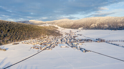 Obraz premium Village sous la neige au coucher de soleil 4