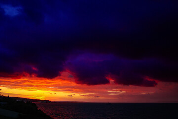 Douarnenez. Ciel menaçant sur soleil couchant à la plage du Ris. Finistère. Bretagne