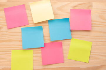 Fototapeta premium mock-up blank sticky note paper on the board. Set of colorful sticky notes. Multi Colored Note Paper on wood Board