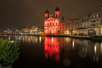 Fototapeta na wymiar Rot beleuchtete Jesuitenkirche in der Nacht, Luzern, Schweiz