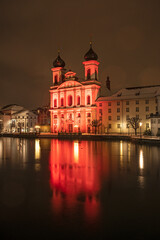 Fototapeta na wymiar Rot beleuchtete Jesuitenkirche in der Nacht, Luzern, Schweiz