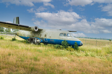 Fototapeta na wymiar Flugzeugwrack in Berlin-Tempelhof